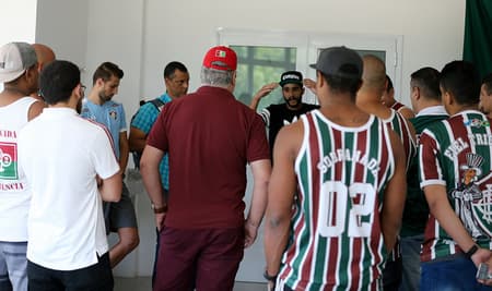 Henrique Dourado e Henrique conversaram com torcedores no CT