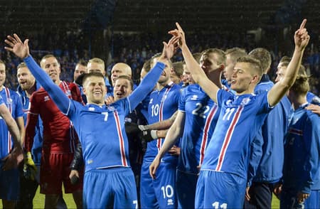 Aron Gunnarsson,&nbsp;Gylfi Sigurdsson... Antes de falar do time, uma curiosidade sobre o final "son" dos nomes:&nbsp;Os islandeses não possuem sobrenomes. Ao invés disso, eles usam o nome do pai e adicionam "son" para homens e "dóttir" para mulheres. Se uma pessoa tem o pai de nome Jón, e se o filho for homem, o último nome será Jónsson.&nbsp;Aron, por exemplo, é filho de&nbsp;Gunnar...