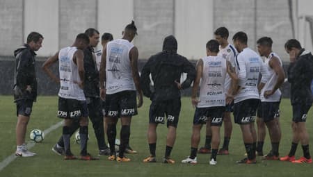 Corinthians treinou sob forte chuva nesta terça