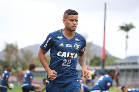 Everton foi poupado contra a Ponte e volta ao time do Flamengo contra o Fluminense