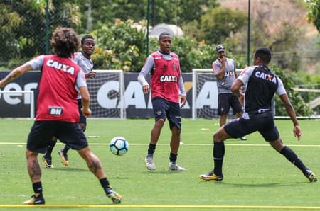 Após vitória sobre o Cruzeiro e folga, Atlético-MG volta a treinar sem Marcos Rocha