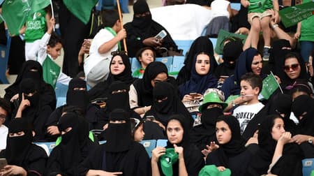 Mulheres em um estádio na Arábia Saudita