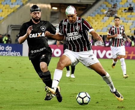 Richarlison briga pela bola contra o Botafogo. Confira imagens do atacante ainda com a camisa do Fluminense na galeria
