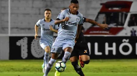 Ponte Preta foi derrotada pelo Grêmio, em casa. Gaúchos sonham com título, campineiros estão cada vez mais próximos da degola. Veja uma galeria de fotos