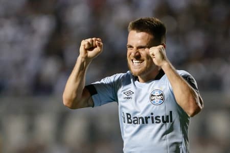 Ramiro comemora gol da vitória do Grêmio sobre a Ponte Preta