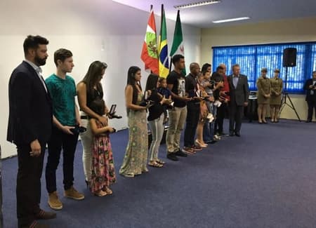Familiares de vítimas do acidente com o voo da Chapecoense recebem homenagens