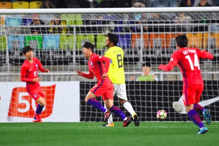 Son comemora um de seus dois gols contra a Colômbi