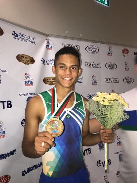Lucas Tobias conquista ouro no Mundial de Ginástica de Trampolim Age Group