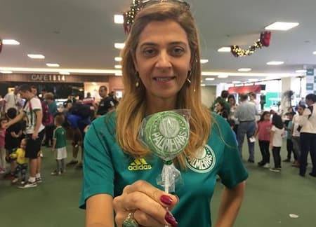 Leila durante ação de Natal no clube