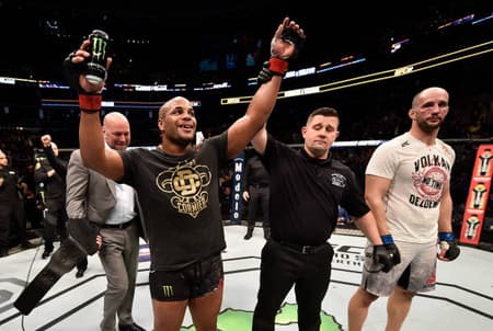 Daniel Cormier manteve o seu cinturão no UFC 220