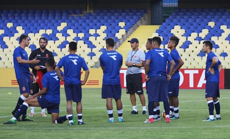 Zé Ricardo conversa com jogadores no palco da partida