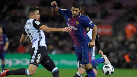 Gabriel Paulista, do Valencia, com o Suárez, do Barça, no jogo de ontem
