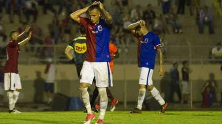 Paraná (Campeonato Paranaense) - 4 jogos / 2 derrotas / 2 empates / 3 gols pró / 6 gols sofridos