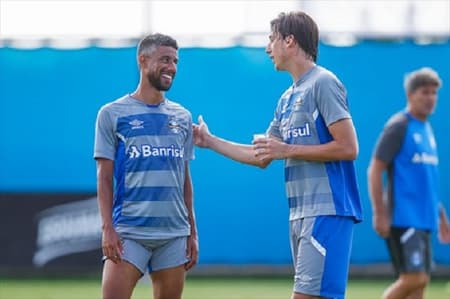 Léo Moura e Geromel devem estrear em 2018 no jogo contra o Cruzeiro