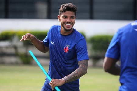 Henrique deve ser titular nesta quarta-feira com a camisa do Vasco. Confira a seguir a galeria especial do LANCE!