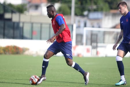 Confira a seguir a galeria especial do LANCE! com imagens de Riascos com a camisa do Vasco