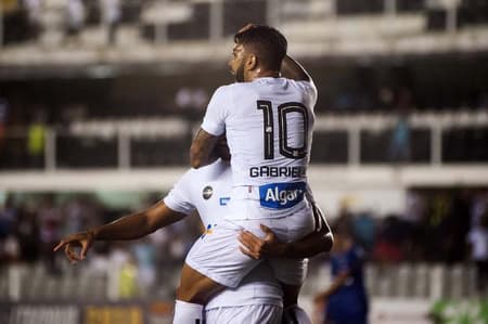 O Santos venceu o São Caetano por 2 a 0 na noite desta quarta-feira. Lucas Veríssimo, recuperado de um edema na coxa direita, marcou. Gabigol reencontrou a Vila Belmiro e também anotou o seu. Eduardo Sasha se destacou . Vejas as atuações do LANCE! (por  Gabriela Brino)