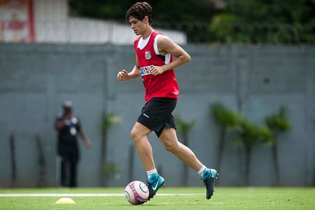 Novo reforço do Santos tem facilidade no drible