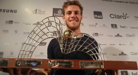 Diego Schwartzman segura o troféu durante coletiva no Rio Open