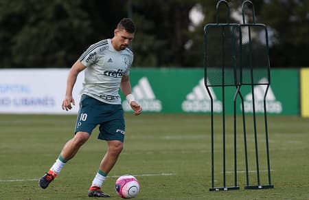 Moisés deve voltar a jogar nesta segunda-feira. O mais provável é que inicie no banco e entre no segundo tempo