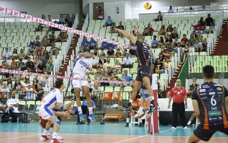 Vôlei Renata encerra primeira fase da Superliga com derrota para o Maringá