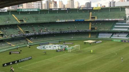 Torcida organizada não entrou no Couto Pereira e pendurou faixas de protestos
