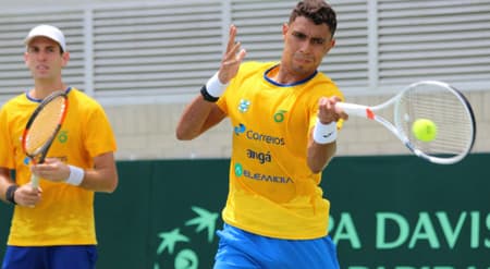 Thiago Monteiro com Guilherme Clezar ao fundo