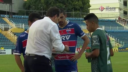 Rogério Ceni passa instruções aos jogadores de Fortaleza e Floresta