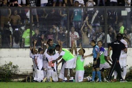 O Vasco mostrou, mais uma vez, que é o time da virada. Neste domingo, na estreia do Brasileiro, o Cruz-Maltino conseguiu os três pontos ao superar o Atlético-MG, com gol de Pikachu, marcado em cobrança de pênalti nos acréscimos: 2 a 1. O camisa 22 recebeu a maior nota da partida. Além dele, Wagner - que também deixou sua marca - e Rildo se destacaram em São Januário. Confira, a seguir, as avaliações do L! (notas por Felippe Rocha - felipperocha@lancenet.com.br).