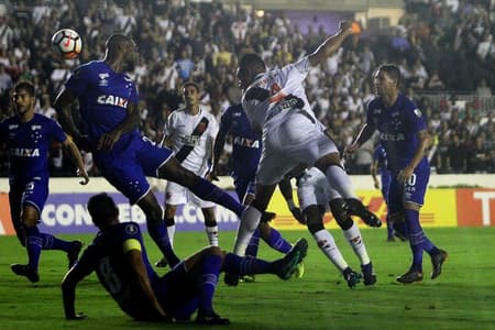 O Vasco encerrou sua participação na Taça Libertadores de forma melancólica. Em noite para esquecer, o Cruz-Maltino foi amplamente dominado e virou presa fácil para o Cruzeiro, que fez 4 a 0, em São Januário. Com um atuação coletiva ruim, poucos jogadores se salvaram em campo. Confira, a seguir, as notas do LANCE! (Por João Mércio Gomes - jmercio@lancenet.com.br).