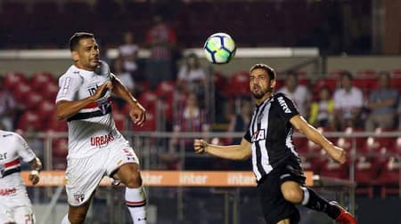 Em partida elétrica no Morumbi, São Paulo e Atlético-MG empataram em 2 a 2. O Galo chegou a virar o jogo depois de sair perdendo, mas acabou cedendo o empate. Bom apenas para Ricardo Oliveira e Róger Guedes, autores dos gols, e para Gustavo Blanco, volante destaque do jogo. Confira as notas! (Por: Ana Canhedo).&nbsp;