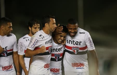 Jogadores do Tricolor comemoram o gol de Everton, contra o Atlético-MG, no último sábado; Tricolor levou a virada, mas foi buscar o empate