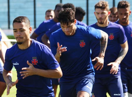 Elenco do Vasco treina em São Januário