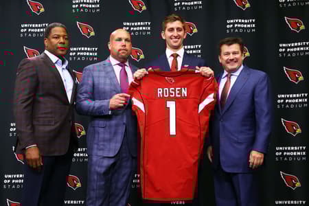 No centro, Josh Rosen, atual quarterback do Arizona Cardinals