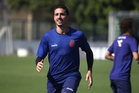Thiago Galhardo durante treino em São Januário