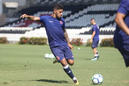 Henrique durante treino em São Januário