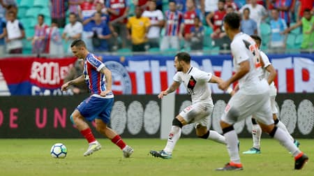 O Vasco não conseguiu voltar de Salvador com pontos. Ao encontrar novamente o Bahia, rival na Copa do Brasil, neste domingo, na Fonte Nova, o Cruz-Maltino repetiu falhas defensivas e acabou derrotado por 3 a 0, em duelo dessa vez válido pelo Campeonato Brasileiro. Wagner foi quem conseguiu se salvar durante os 90 minutos. Confira, a seguir, as notas do LANCE! (Por Alexandre Araújo - alexandrearaujo@lancenet.com.br).<br>