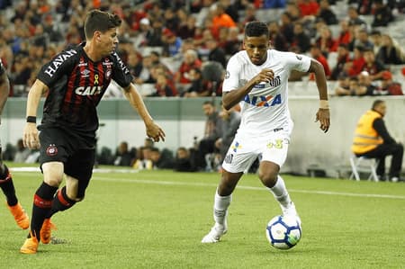 O Santos perdeu a quinta partida em sete disputadas no Brasileirão. Em Curitiba, a derrota para o Atlético-PR significou terminar a rodada na zona do rebaixamento. O garoto Rodrygo fez boas jogadas, correu muito, mas não conseguiu reduzir o drama (notas por Alexandre Guariglia)