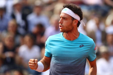 Marco Cecchinato segue derrubando favoritos em Paris