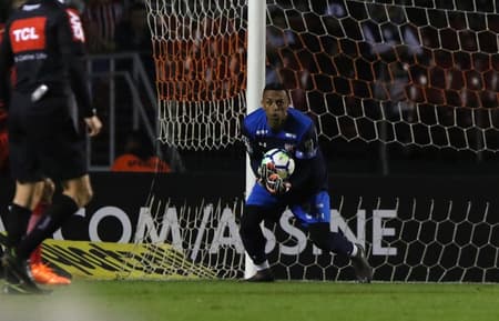 Goleiro Sidão lamentou as vaias que levou da torcida e ganhou o apoio do técnico Diego Aguirre