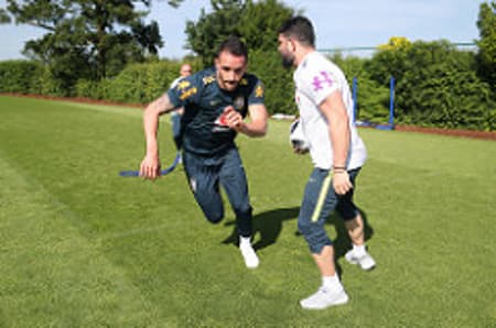 Renato Augusto no trabalho com o fisioterapeuta Bruno Mazziotti