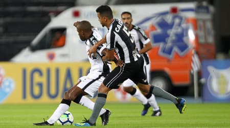 O Botafogo não fez o dever de casa e ficou no empate sem gols diante do Ceará, na noite desta quarta-feira, em duelo válido pela 10ª rodada do Brasileiro. Kieza e Valencia receberam as melhores avaliações em noite de pouca inspiração do Glorioso, que deixou o gramado vaiado. Confira, a seguir, as notas do L! (Por Alexandre Araújo - alexandrearaujo@lancenet.com.br).