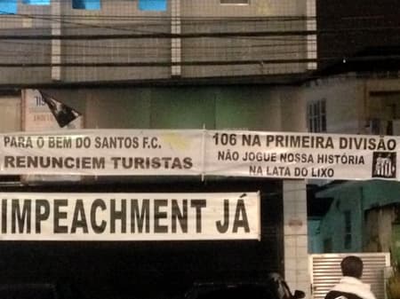 Protesto de torcedores contra José Carlos Peres em frente da Vila Belmiro