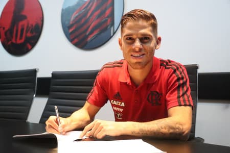 Cuéllar assinou renovação com o Fla. Veja a seguir imagens do colombiano no Rubro-Negro