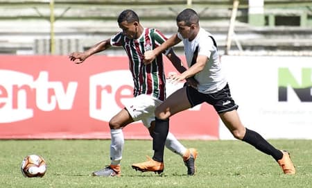 Zé Ricardo disputa bola com adversário vascaíno nas Laranjeiras