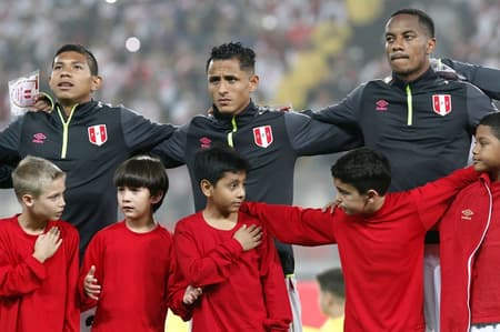 (Esquerda para a direita) Edison Flores, Yoshimar Yotún e André Carrillo