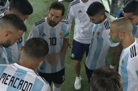 Conversa de Lionel Messi com seus companheiro no túnel