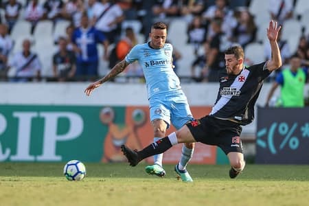 Com um a mais, o Grêmio não conseguiu superar o Vasco e deixou São Januário com derrota por 1 a 0 em partida válida pela 14ª rodada do Brasileirão. Luan (foto) esteve irreconhecível em campo. Já Cícero buscou mais o jogo, tentou organizar o time e terminou a partida como o melhor da equipe gaúcha. Confira, a seguir, as notas do LANCE! ( Por&nbsp;Lazlo Dalfovo - lazlodalfovo@lancenet.com.br)