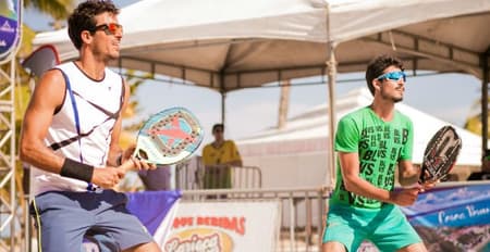 Matheus Giovannini de verde