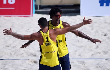 Thiago e Álvaro Filho celebram vitória sobre russos